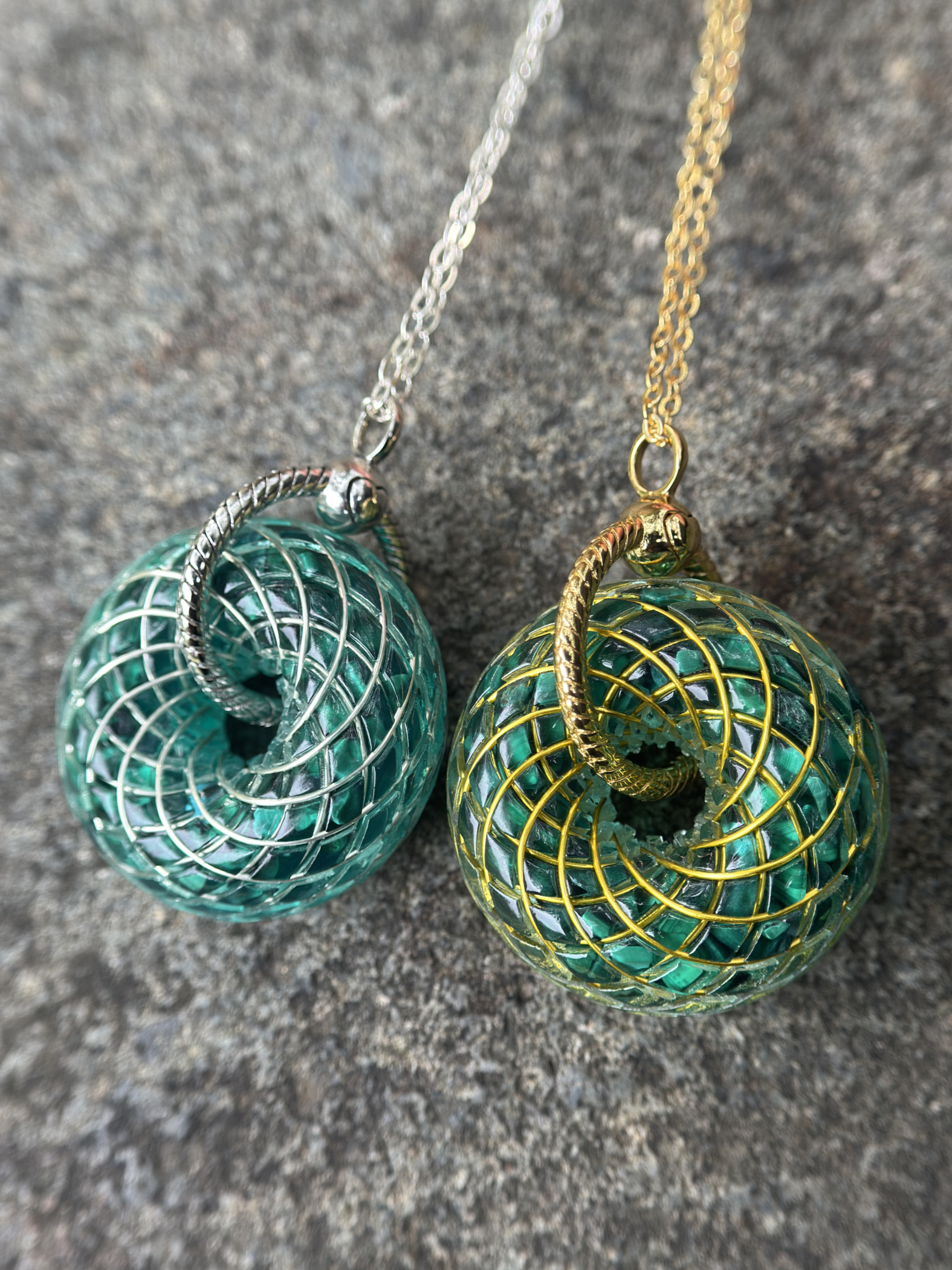 Malachite Crystal Torus Pendant – Sacred Geometry Energy Necklace, Handmade Spiritual Jewelry, Meditation Gift